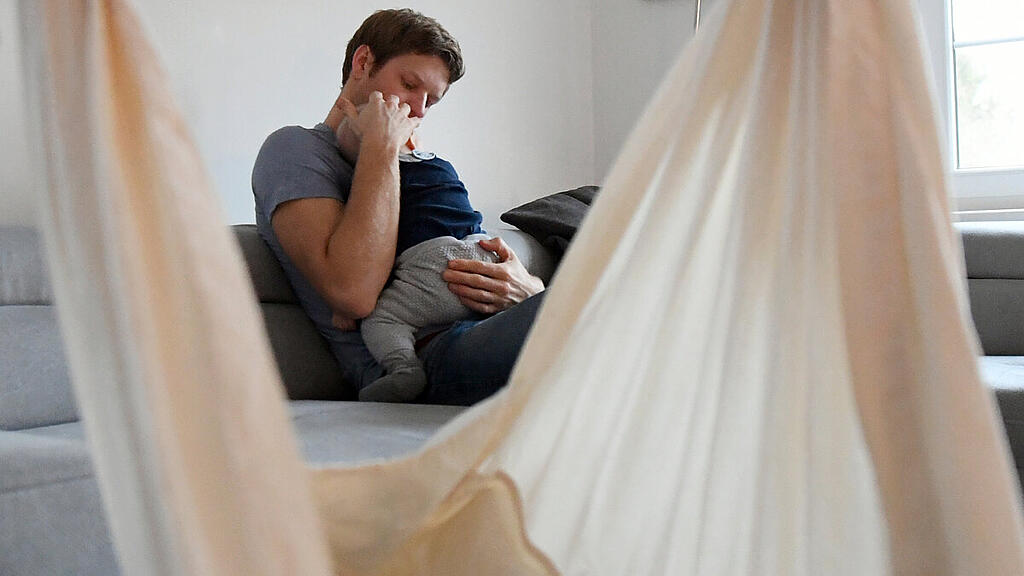 Ab September haben alle Papas Anspruch auf einen Monat Arbeits-Auszeit