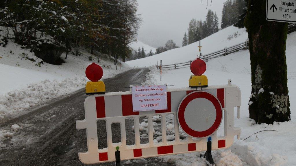 Wintereinbruch - Höher gelegene Straßen sind eingeschneit