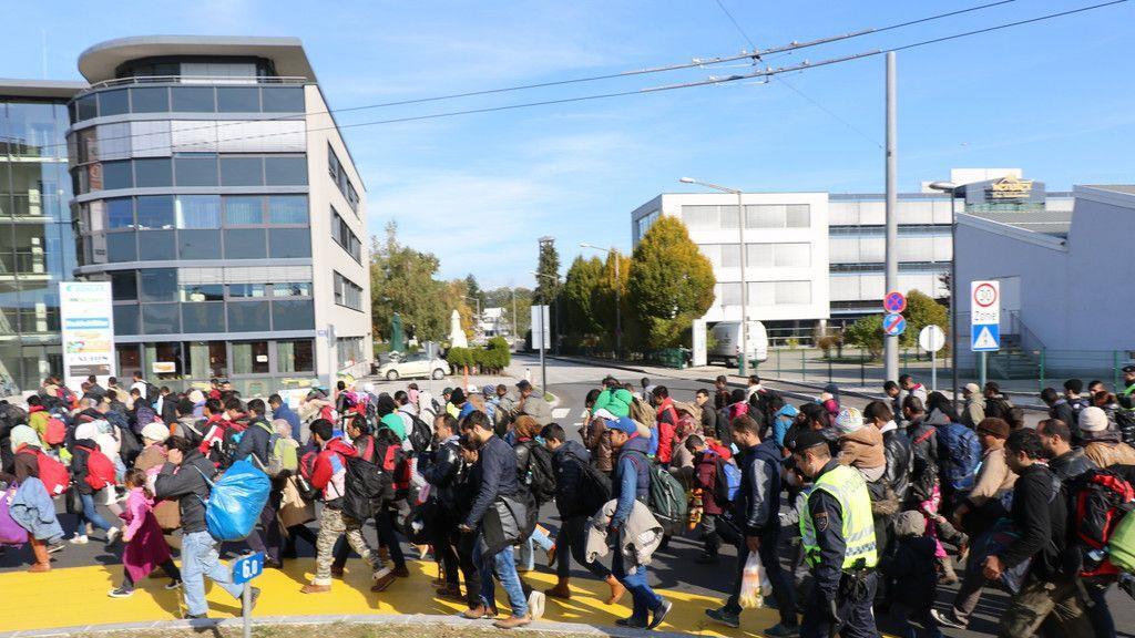 Flüchtlinge marschieren zu Grenze