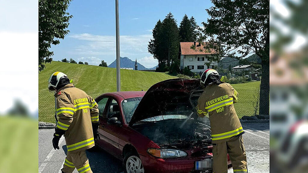Autobrand auf Parkplatz in Hof