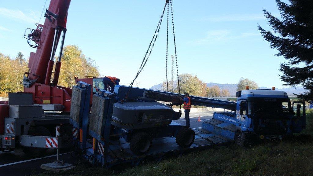 Sattelzug kracht gegen Böschung