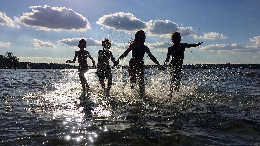 Ab Mitte dieser Woche werden wohl viele wieder Abkühlung im Wasser suchen.