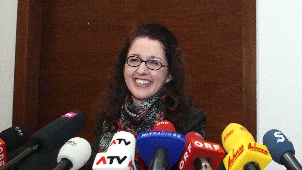 Monika R. zeigt sich der Öffentlichkeit