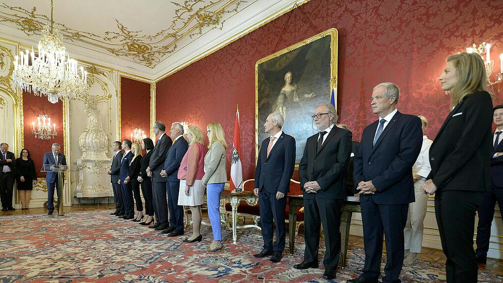 AMTSENTHEBUNG DER REGIERUNG DURCH DEN BUNDESPR\u00c4SIDENTEN