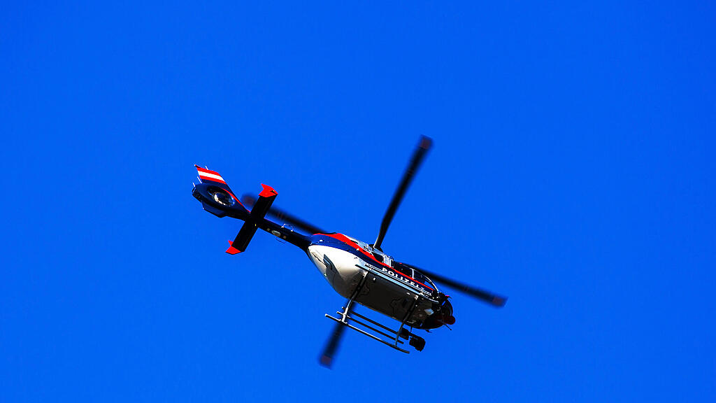 153070_Helikopter_am_blauen_Himmel.jpg