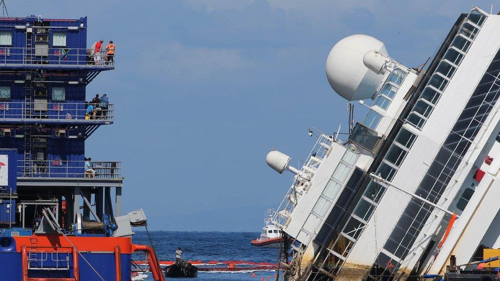 Wrack der Costa Concordia ist aufgerichtet