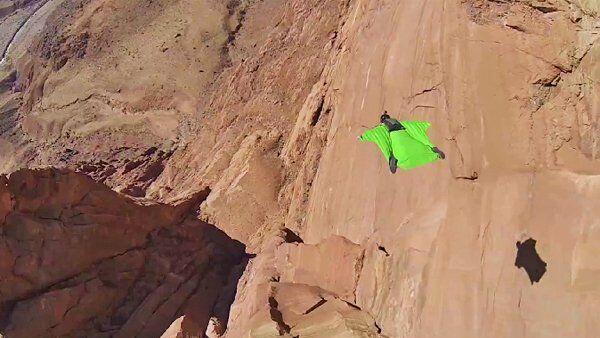 Mit dem Wingsuit stürzt sich Scotty Bob in Arizona in die Tiefe.