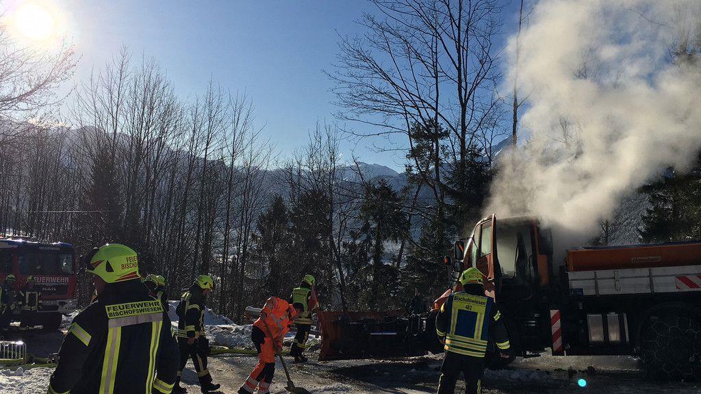 Winterdienst-Fahrzeug in Brand