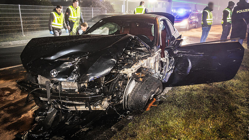 OBERÖSTERREICH: RASANTE FLUCHT VOR POLIZEI ENDETE MIT CRASH: FNF VERLETZTE