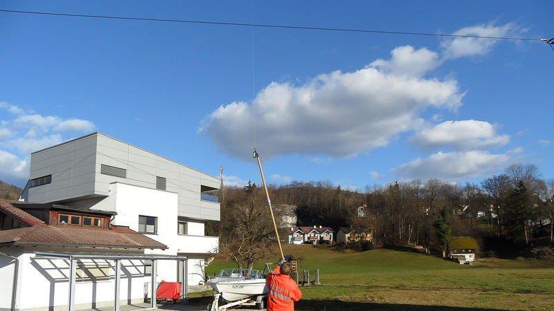 Wetterballon in Stromleitung