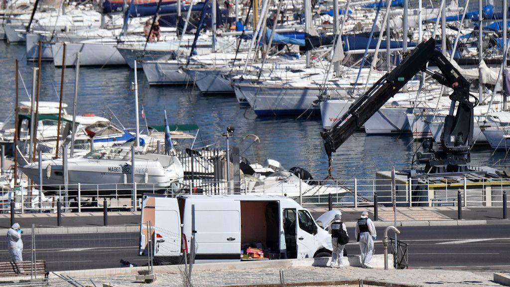 Marseille: Auto rast in Bushaltestelle