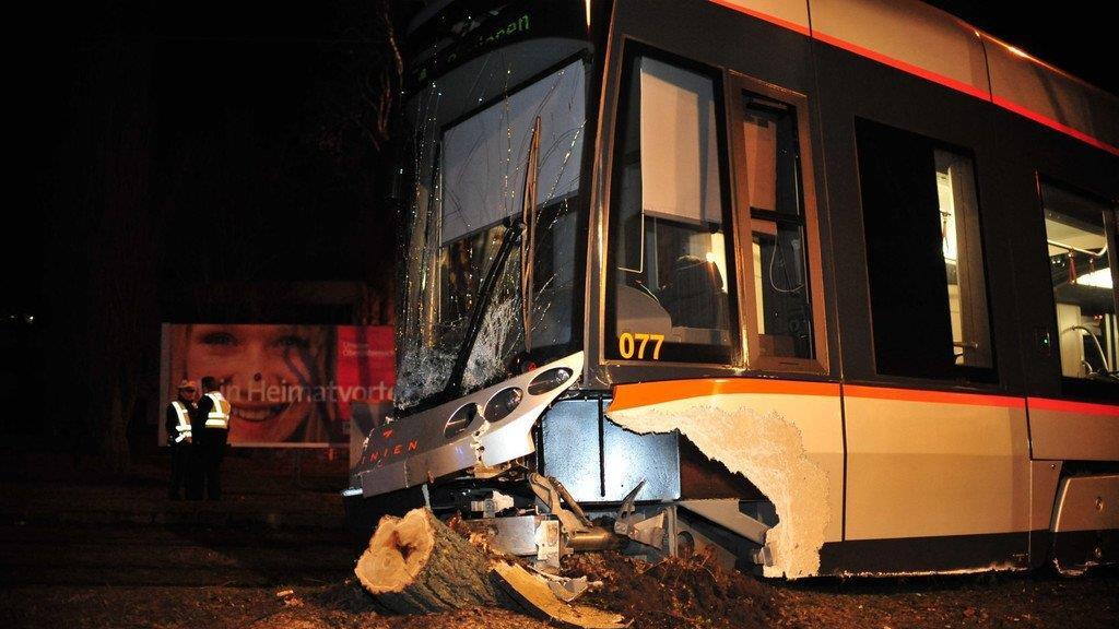 Rettungsauto prallt in Bim
