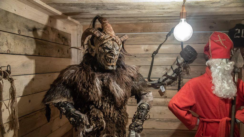 Bilder der Maskenausstellung