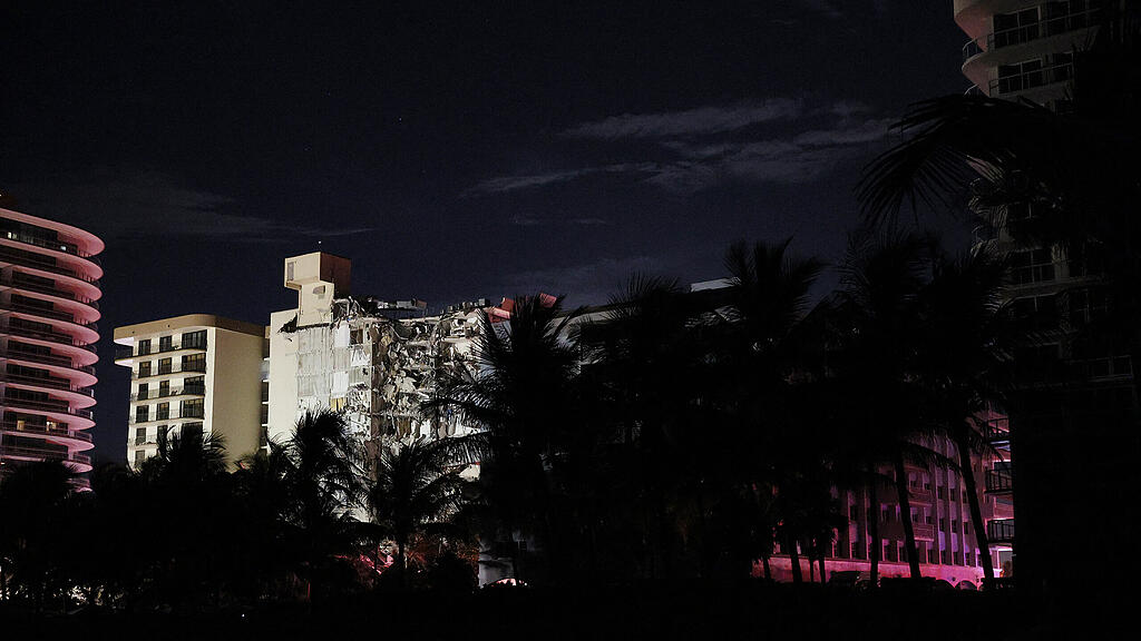 Hochhaus st\u00fcrzt in Miami ein