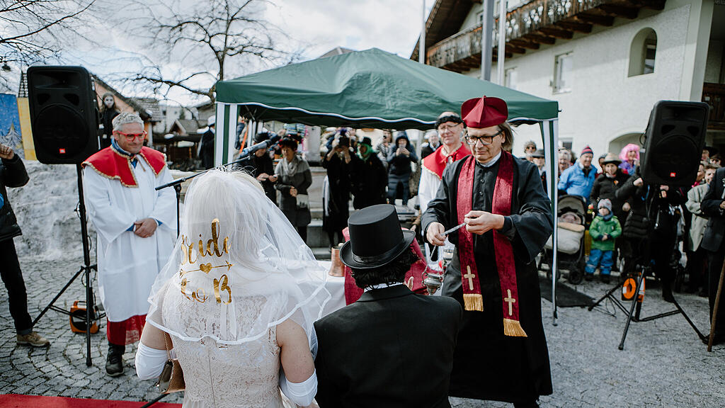 Verkehrte Hochzeit, Kirche