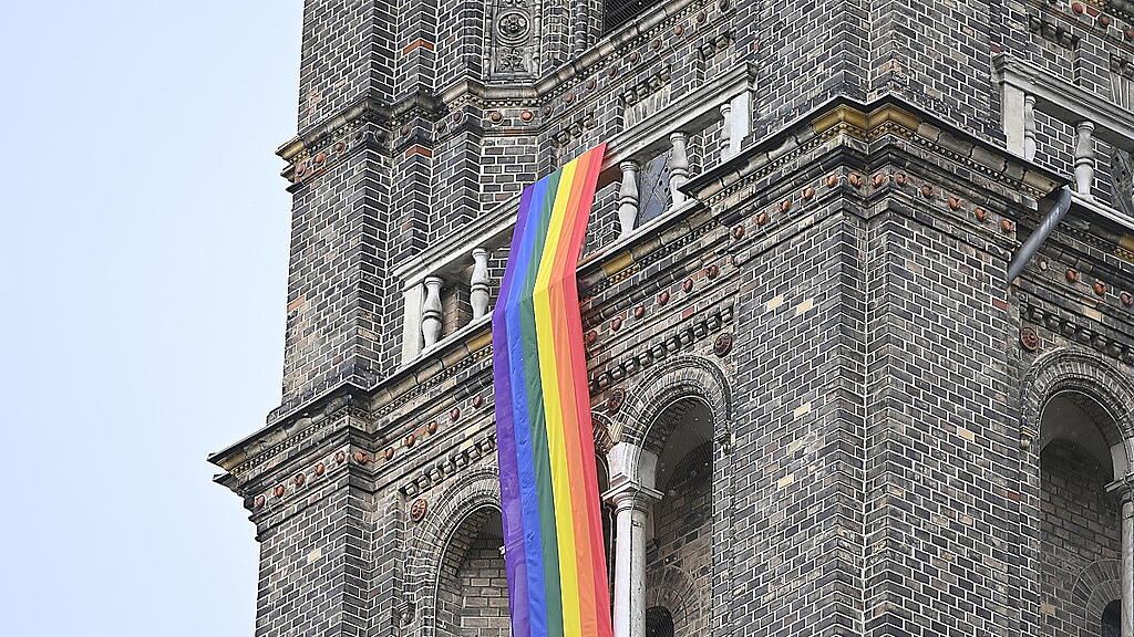 Pfarren protestierten mit Regenbogen-Flaggen gegen den Erlass aus Rom