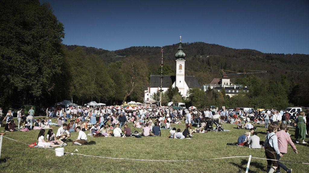 Maibaumaufstellen in Aigen