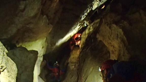 Höhlenretter säubern Riesending-Höhle