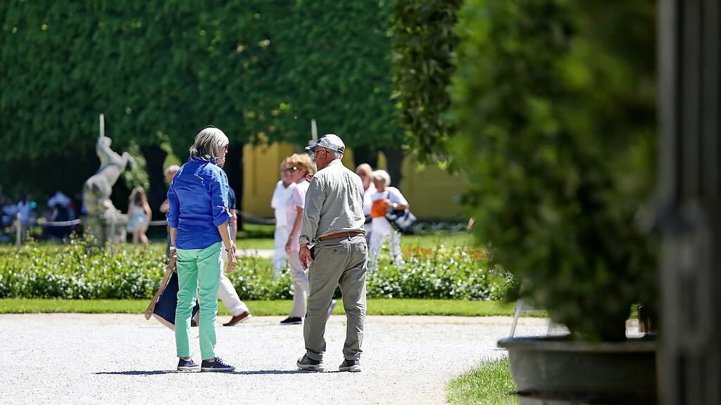 Sommerwetter: Salzburger stürmen Hellbrunn