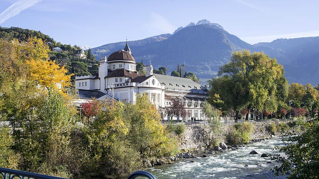 Passer statt Salzach, Ifinger statt Gaisberg ? Meran am Südrand der Alpen verbindet mit Salzburg eine lebendige Städtepartnerschaft Passer mit Blick auf das Kurhaus.