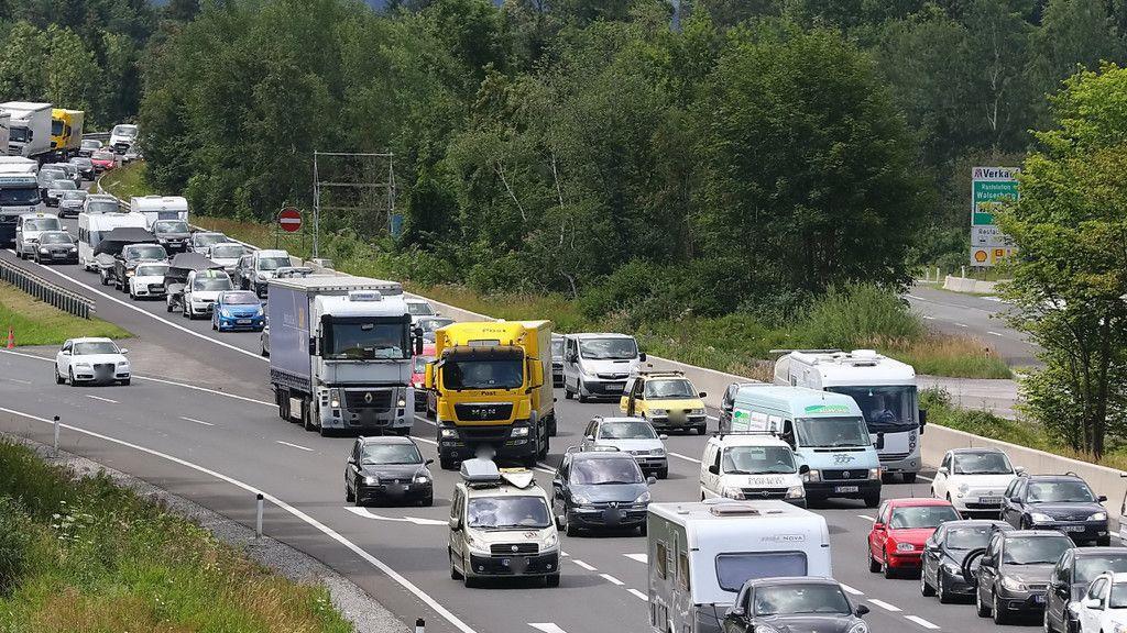Stau nach Auffahrunfall auf A10