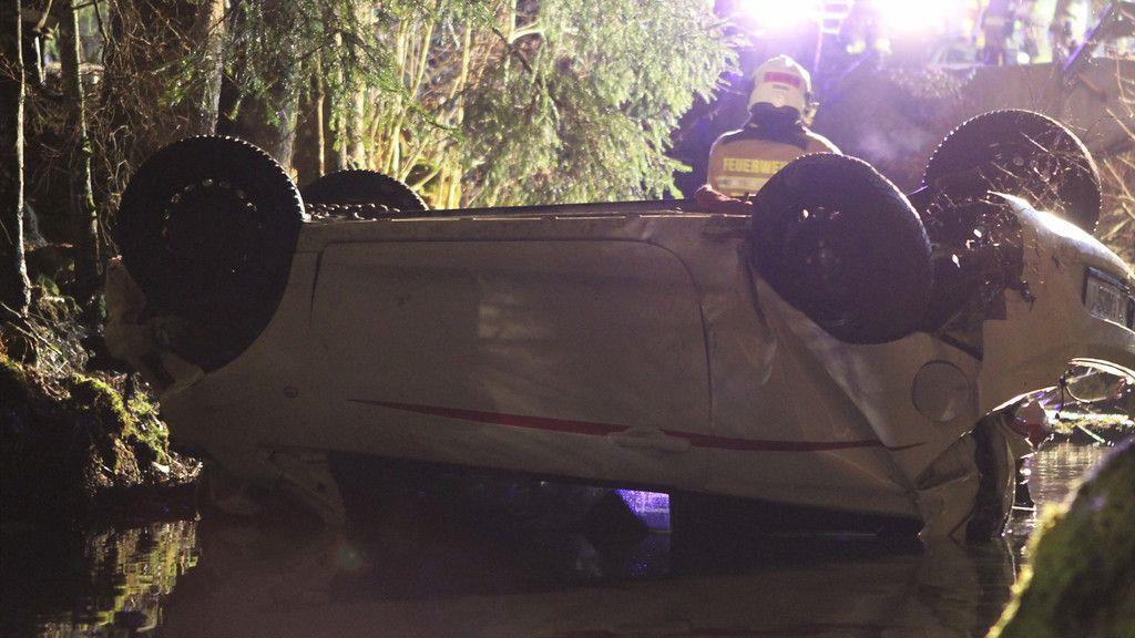 Auto stürzt in Bach