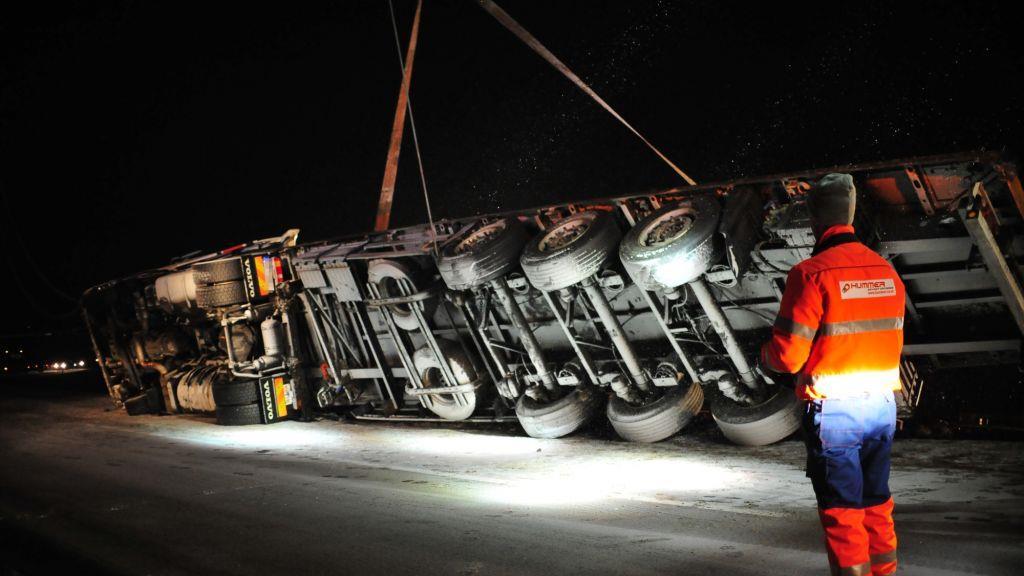 Lkw kippt um