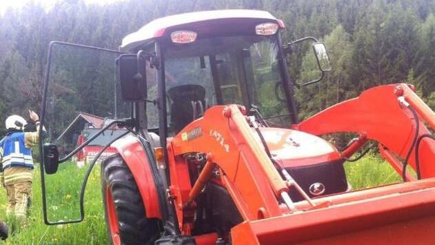 Traktor rutscht in Neukirchen ab