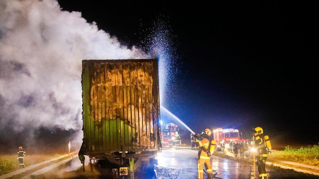 St. Peter: Lkw-Anhänger brennt auf B148 ab