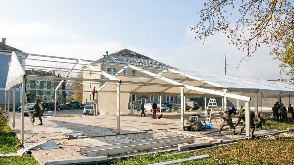Zeltaufbau in der Lastenstraße beim Bahnhof