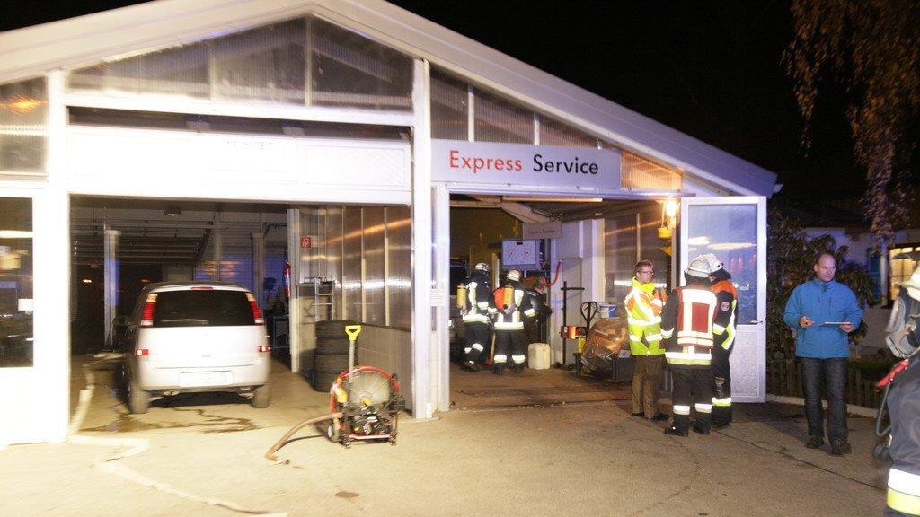 Feuerwehreinsatz in Autohaus, II