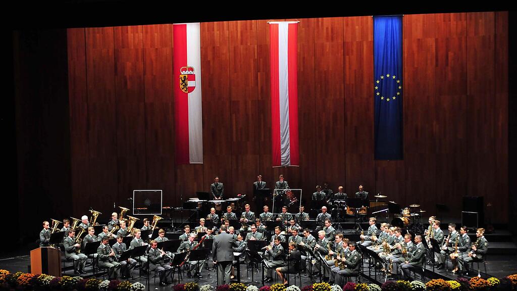 2.000 Gäste lauschten der Militärmusik Salzburg im Festspielhaus.