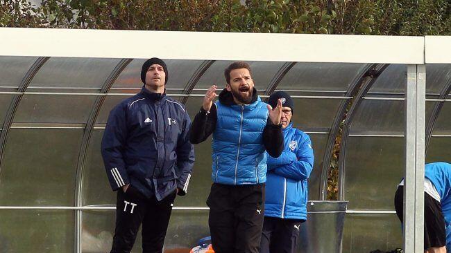 Die Trainerfrage in Bürmoos ist geklärt: Manuel Rödl (Mitte) bleibt als Trainer im Amt.