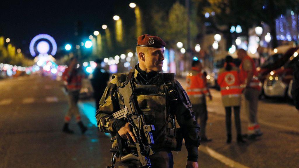 Vermeintlicher IS-Angriff in Paris: Polizist und Angreifer tot