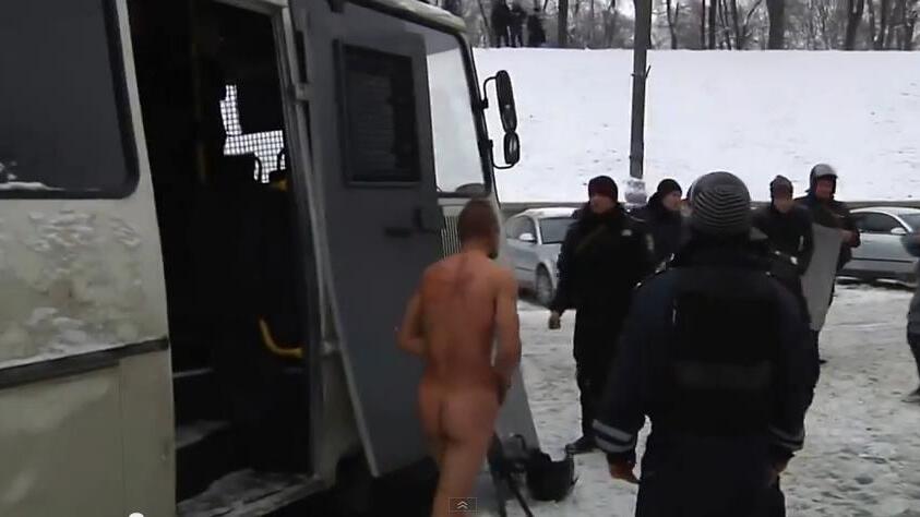 Ukraine: Nackter Demonstrant durch Spezialeinheit der Polizei misshandelt
