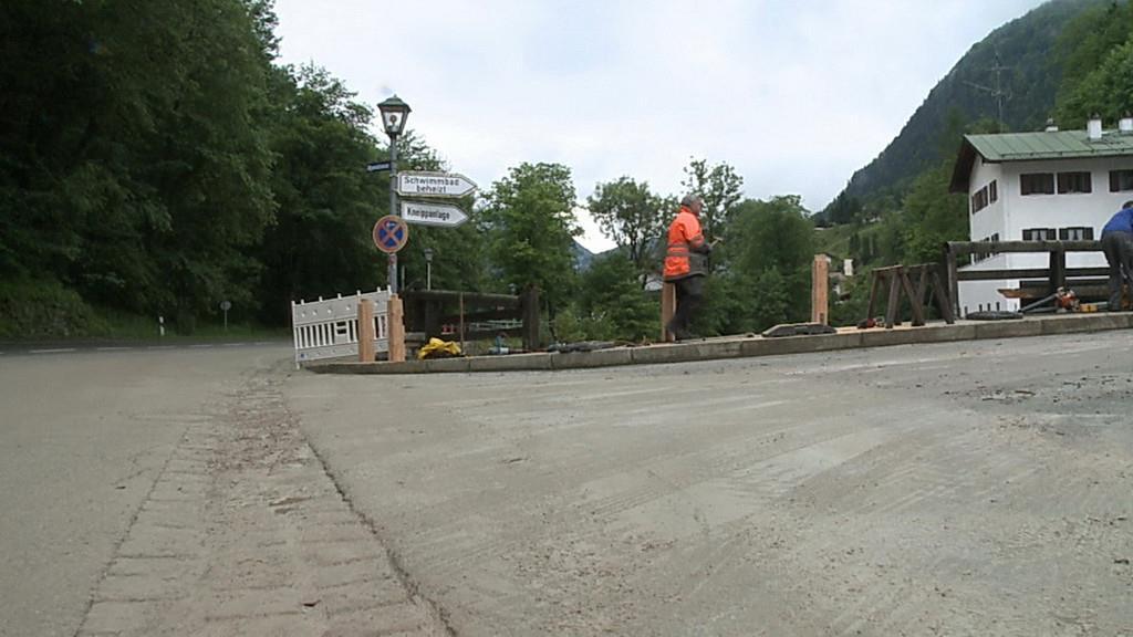 Aufräumarbeiten in Marktschellenberg