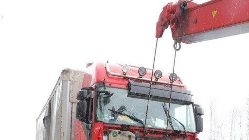 Lkw landet im Straßengraben