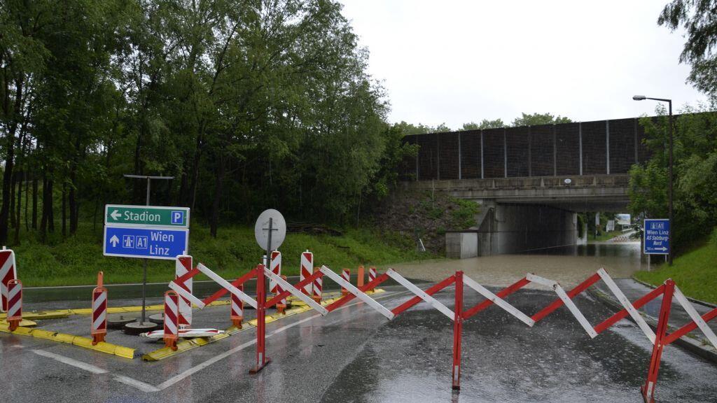 Zahlreiche Straßen sind und bleiben in Salzburg nach dem Hochwasser noch gesperrt.