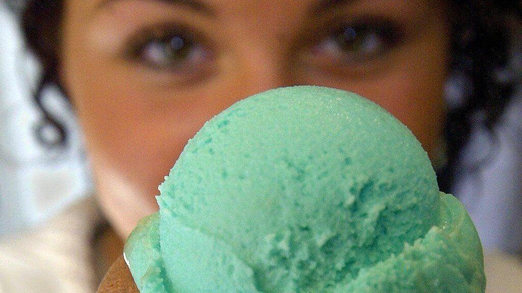 Ein Problem, das viele Eisdielen-Besitzer wohl gerne hätten: zuviele Kunden.