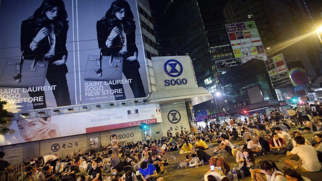 Demonstranten legen Hongkong lahm