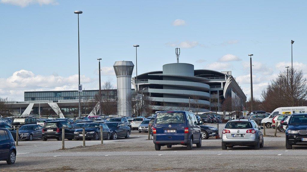 Flughafen sperrt 1.000 Parkplätze