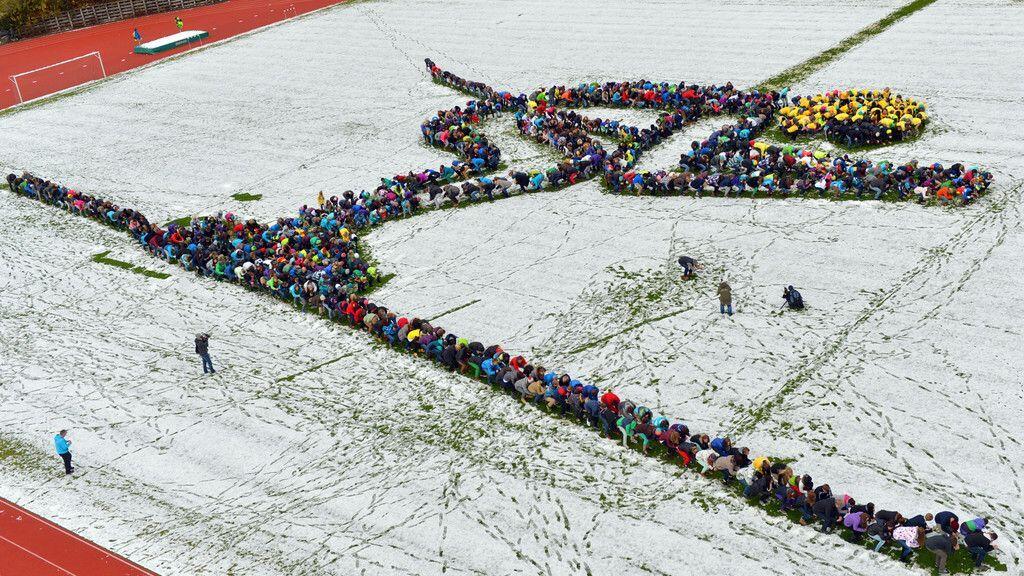 Initiator der Aktion waren die Schüler Patrick Unterrader und Fabian Ulmer, die ein Foto gesehen haben, auf dem 170 Schüler des Skigymnasiums Stams gleichzeitig in Abfahrtshocke zu sehen sind.