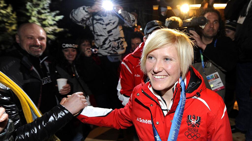 Andrea Fischbacher nach ihrem größten Erfolg: Gold im Super-G von Vancouver 2010.