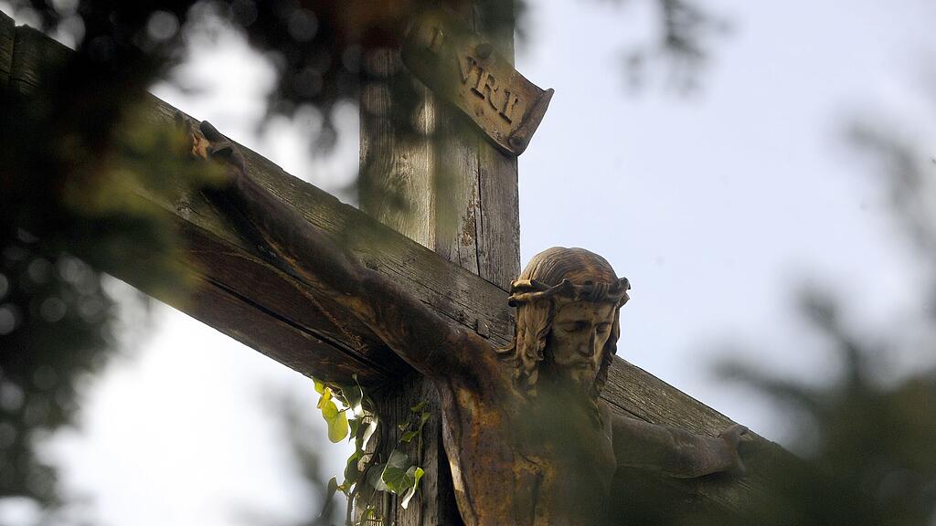 Der Täter riss die Christusfigur vom Kreuz und verschwand.