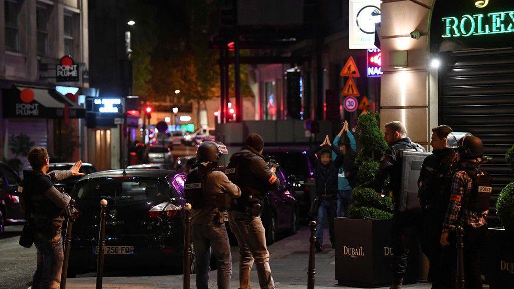 Vermeintlicher IS-Angriff in Paris: Polizist und Angreifer tot