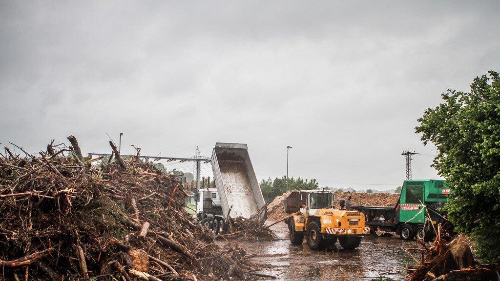 Hochwasser: Abtransporte im Kraftwerk Braunau