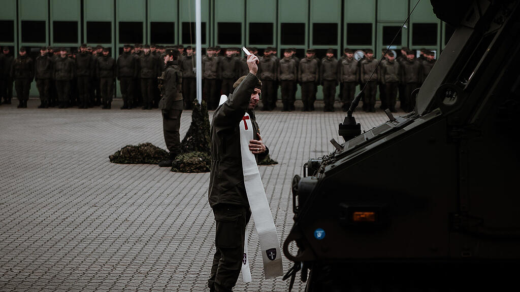 \u00dcbergabe neue Gefechtsfahrzeuge, I