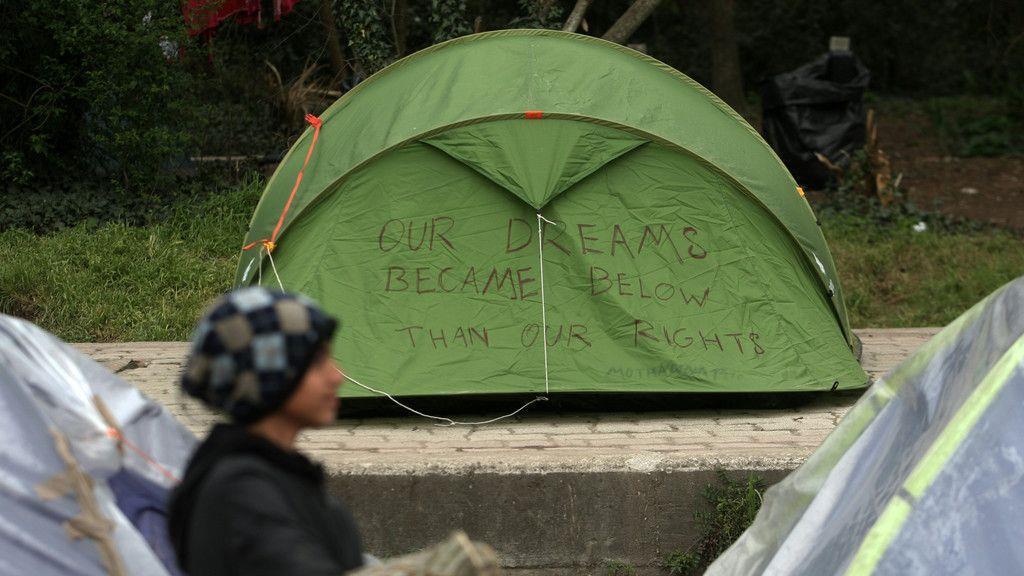 Flüchtlinge besetzen Bahnschienen bei Idomeni erneut