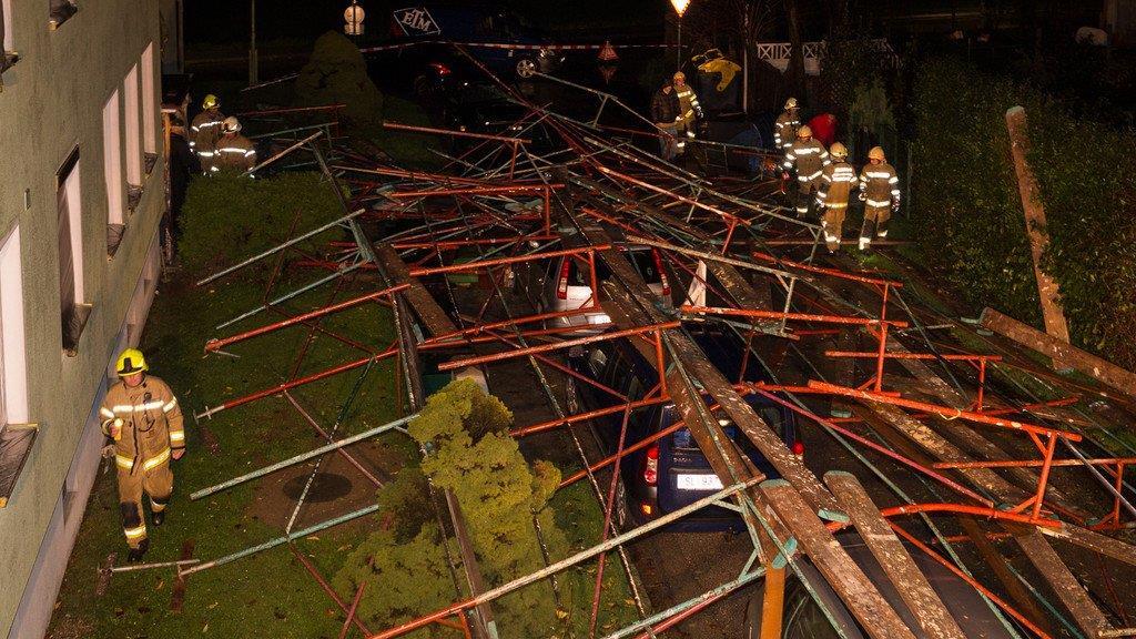 Sturm: Baugerüst in Straßwalchen stürzt auf Autos