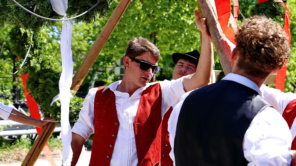 Maibaumaufstellen in Leopoldskron